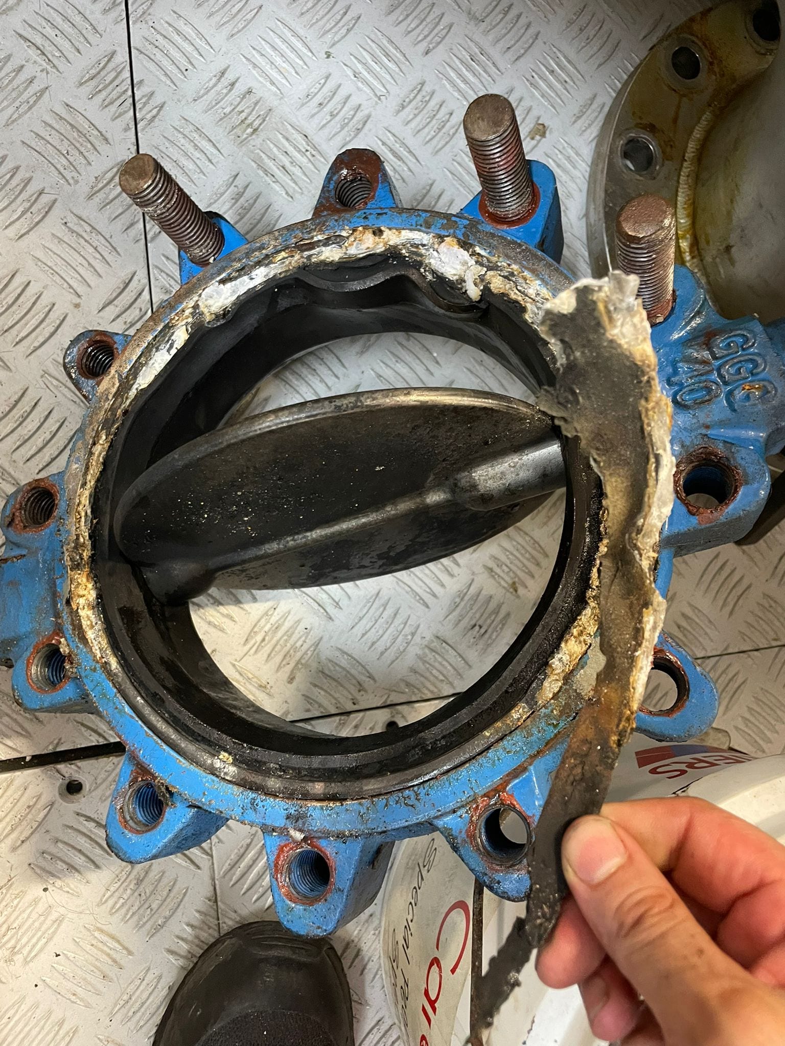 The starboard auxiliary valve seal came away in fragments