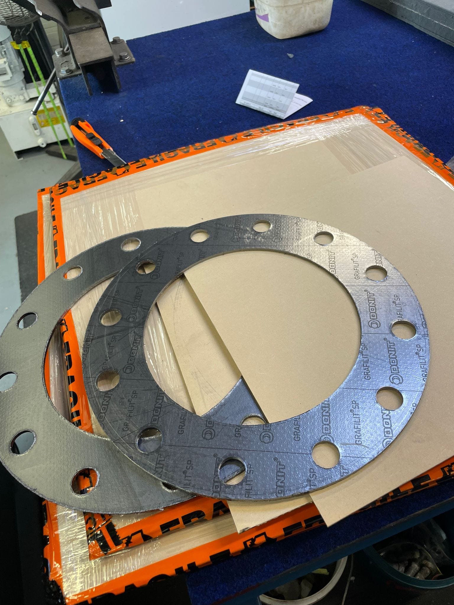 New high-temperature graphite gaskets, metal reinforced and cut to measure