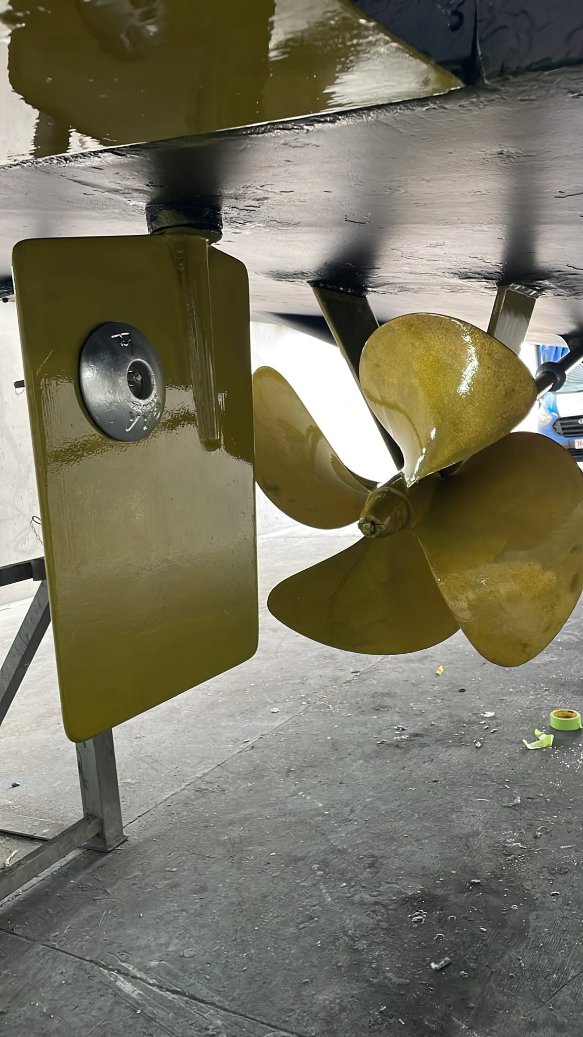 Starboard propeller, rudder and new anode in fresh Propspeed and antifoul the morning of the relaunch