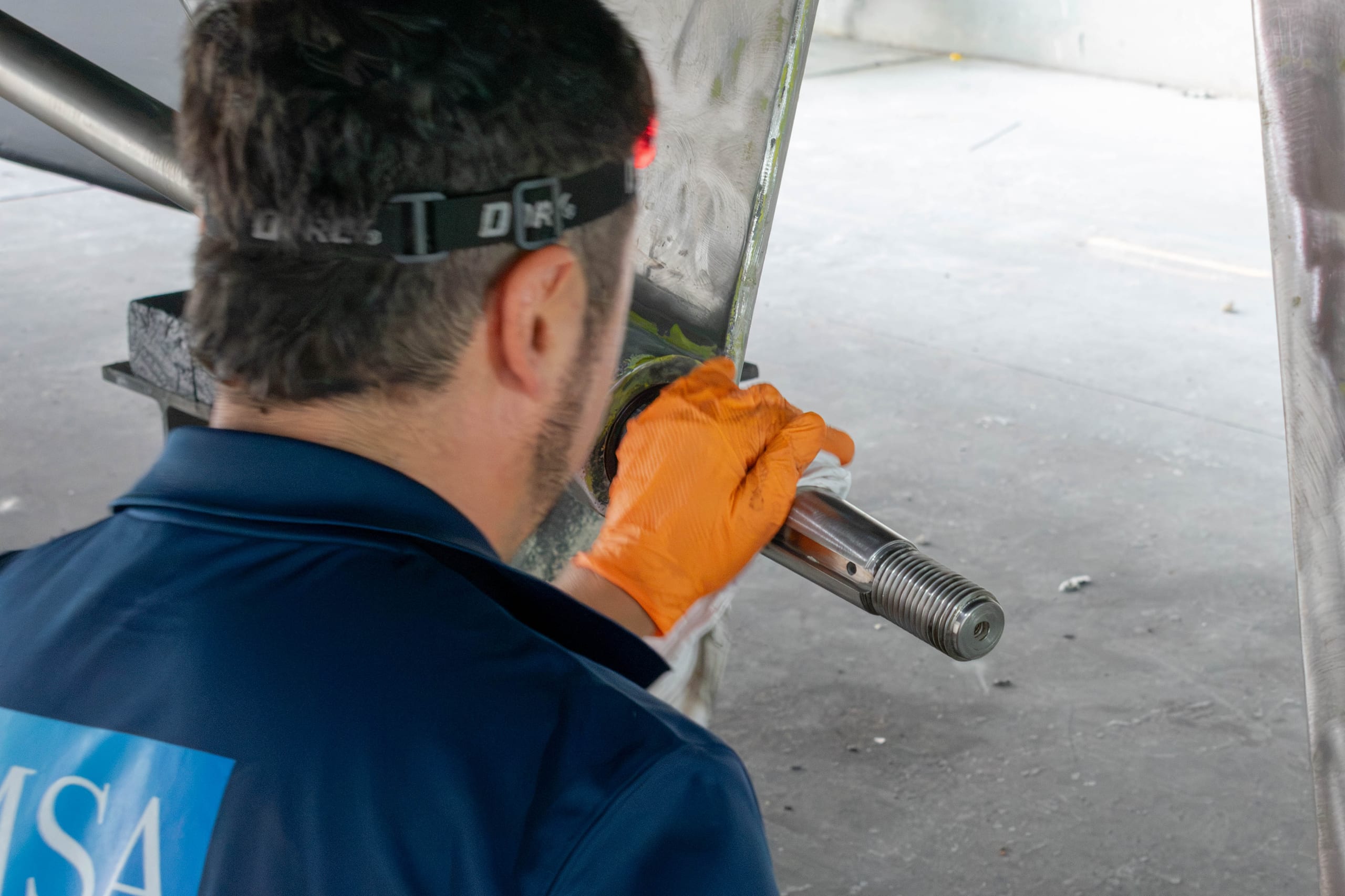 Guiding the shaft end through the strut by headlamp