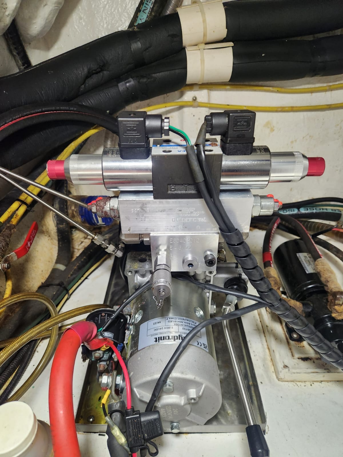 Swim platform hydraulic power pack under inspection