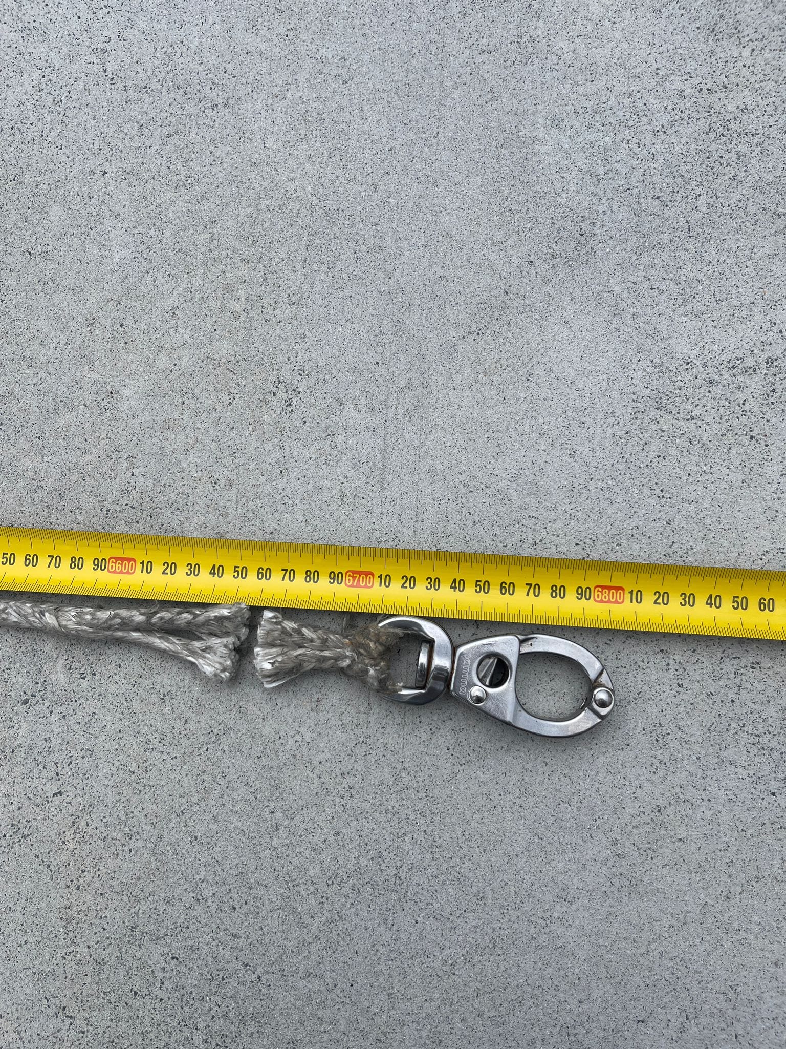 Old dyneema lifting line measured at 6.7 m for an exact spliced replacement