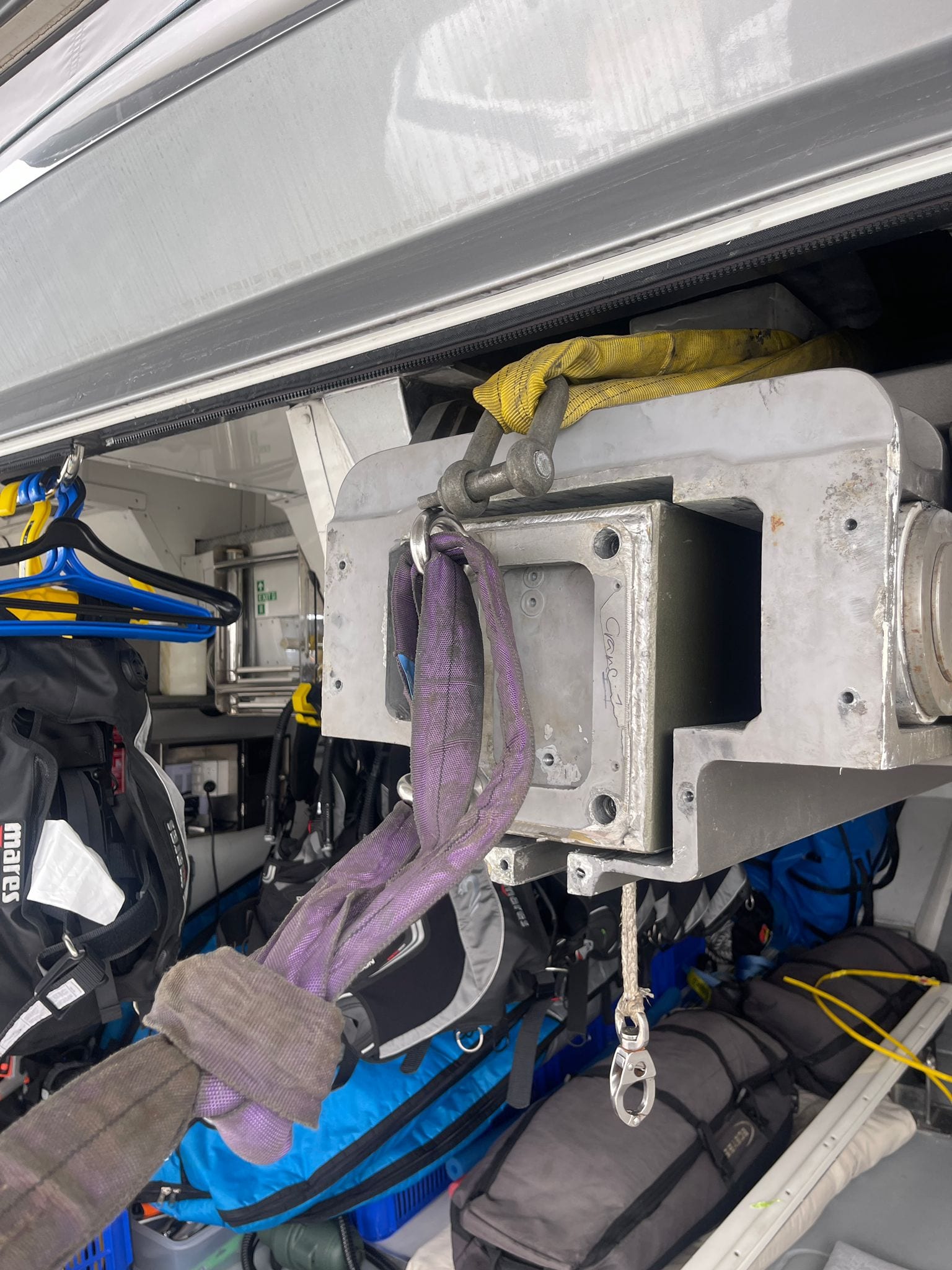 Round slings and bow shackle rigged on the crane cassette lifting point