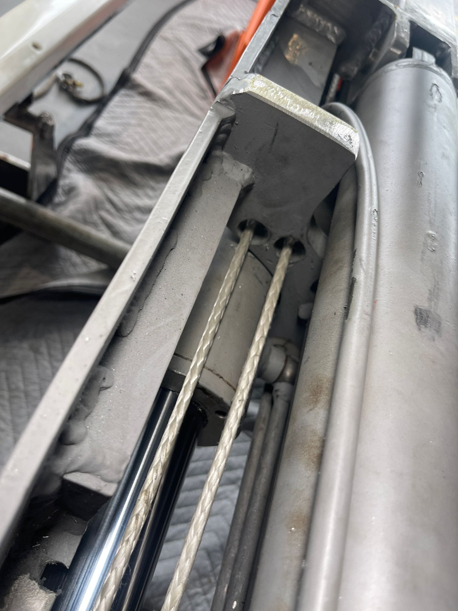 Twin dyneema falls over the internal sheave inside the telescopic arm